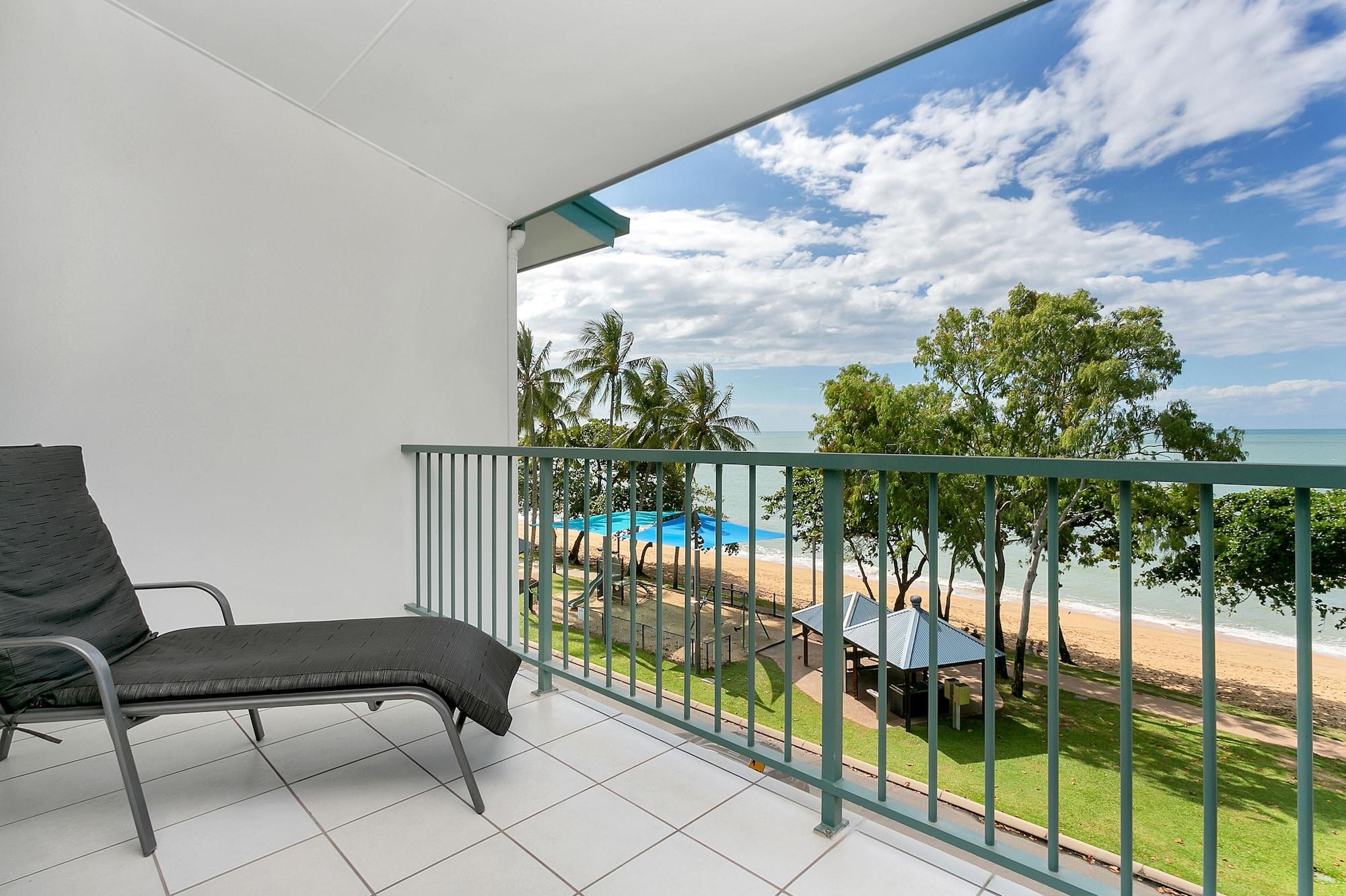Beachfront Apartments On Trinity Beach Eksteriør bilde