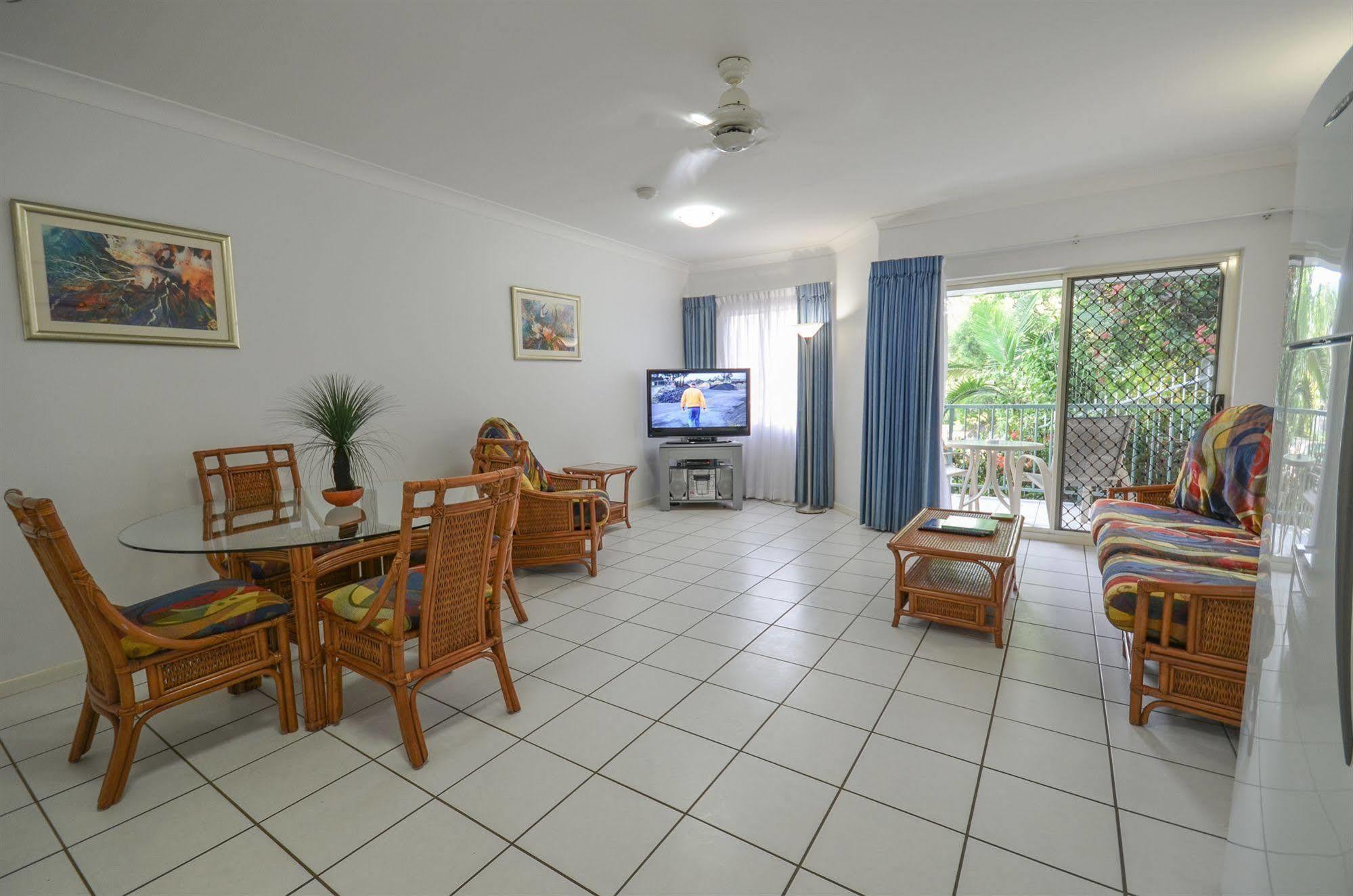Beachfront Apartments On Trinity Beach Eksteriør bilde